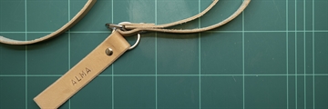 Personalized leather key hanger with name | DIY guide