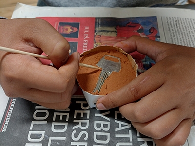 Step 2 Make impressions in the molding sand