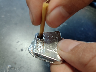 Step 9 Let the tin cool and lift the flower sticks
